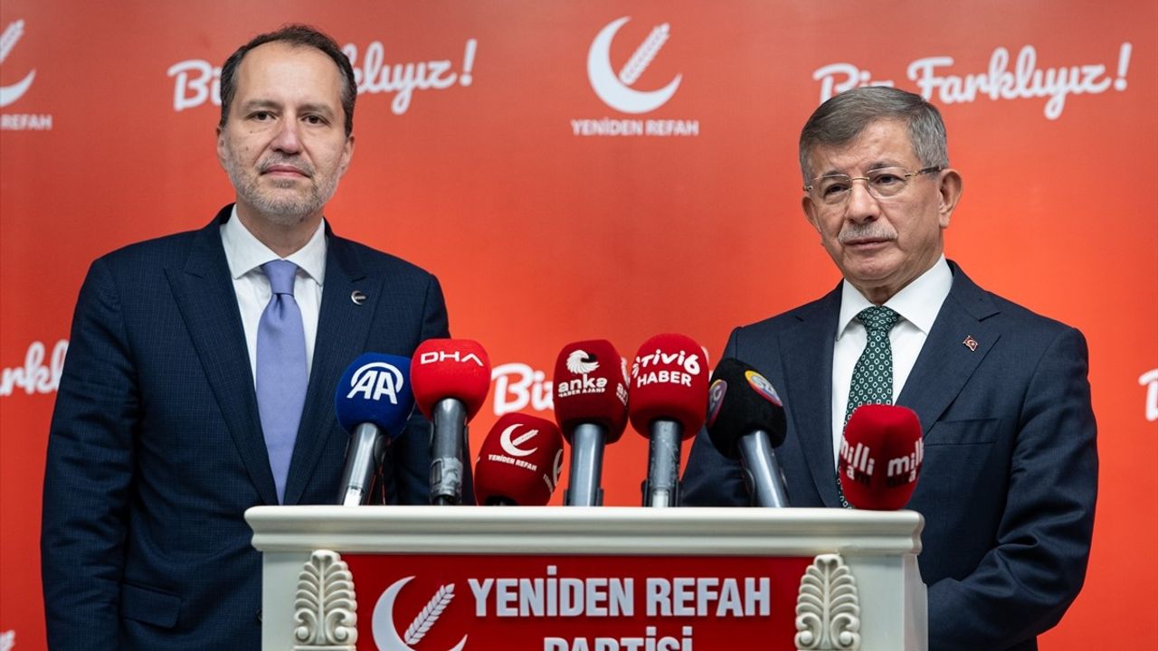 Davutoğlu'dan Erbakan'a Ziyaret: Yeni Anayasa Gündemi