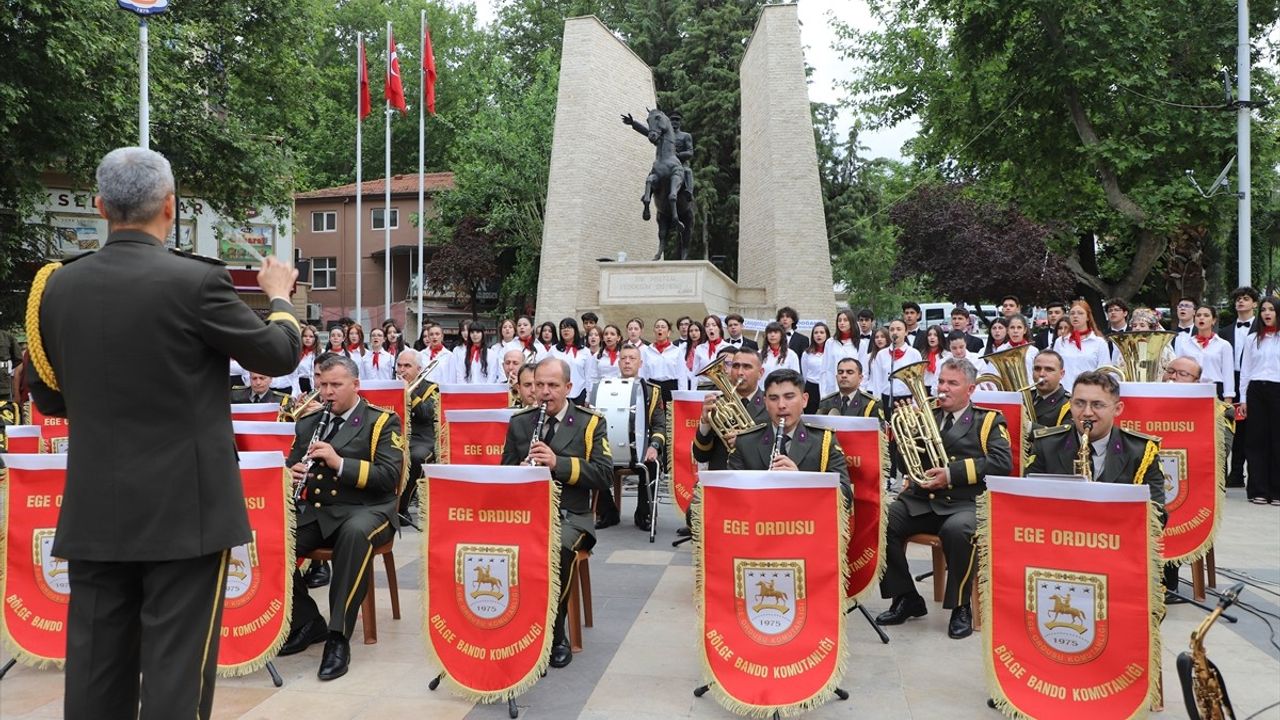Denizli'de Askeri Bando ve Öğrencilerden Birlikte Konser