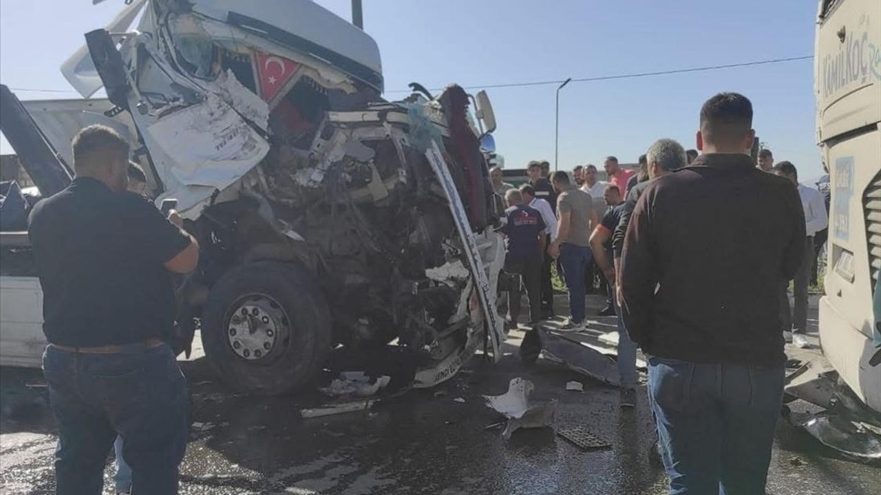 Denizli'de Üç Araçla Trafik Kazası: İki Yaralı