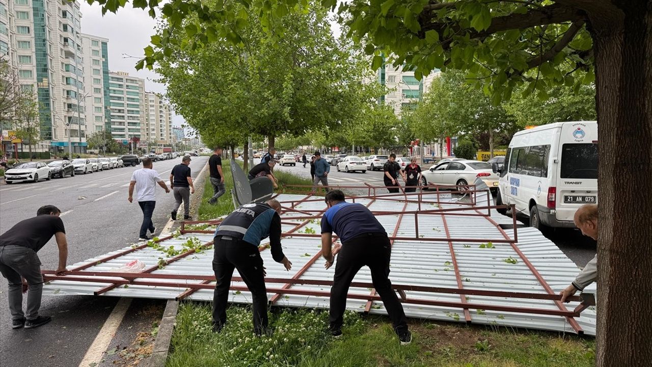 Diyarbakır'da Fırtına Hayatı Olumsuz Etkiledi