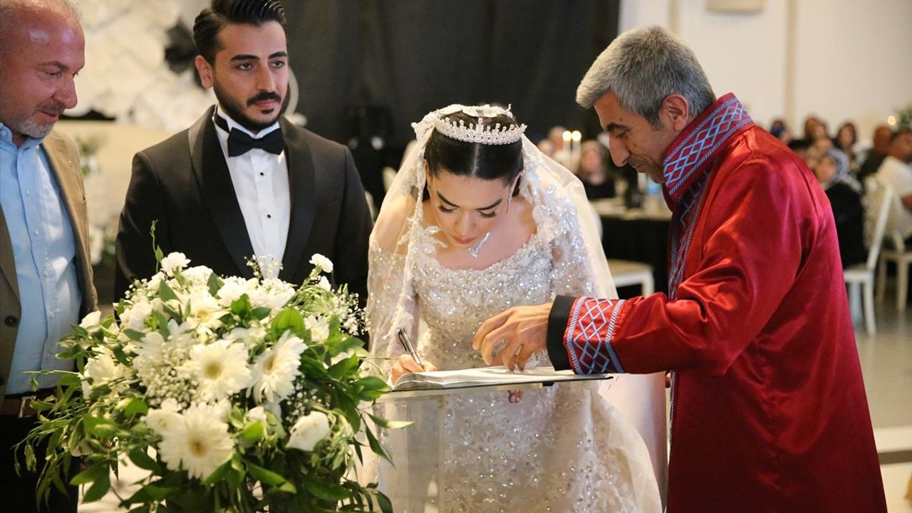 Diyarbakır'da Geleneksel Düğün: Pasta Yerine Burma Kadayıf