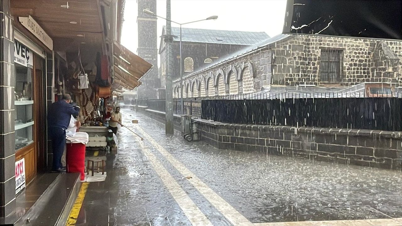 Diyarbakır'da Sağanak, Dolu ve Rüzgar Hayatı Olumsuz Etkiledi