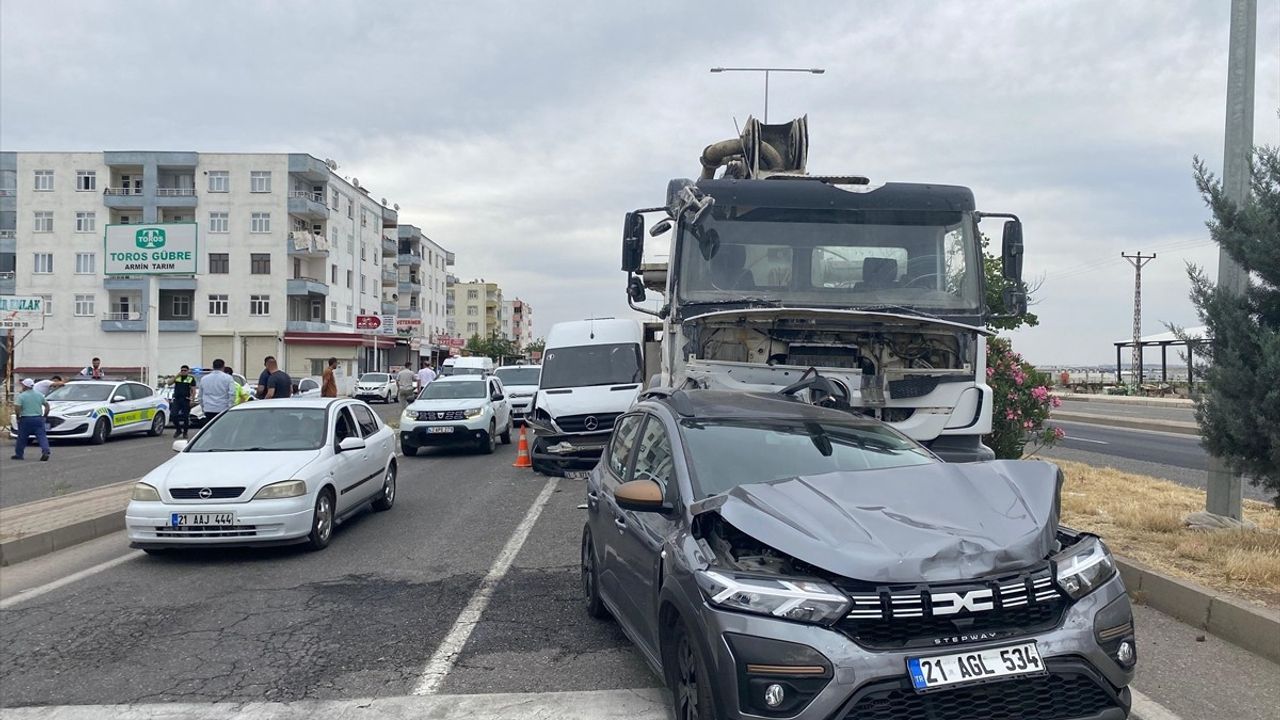 Diyarbakır'da Üç Araçla Meydana Gelen Kazada 11 Kişi Yaralandı