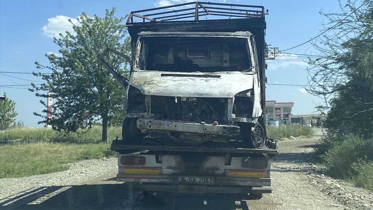 Diyarbakır'da Yanmış Kamyonette İki Ceset Bulundu
