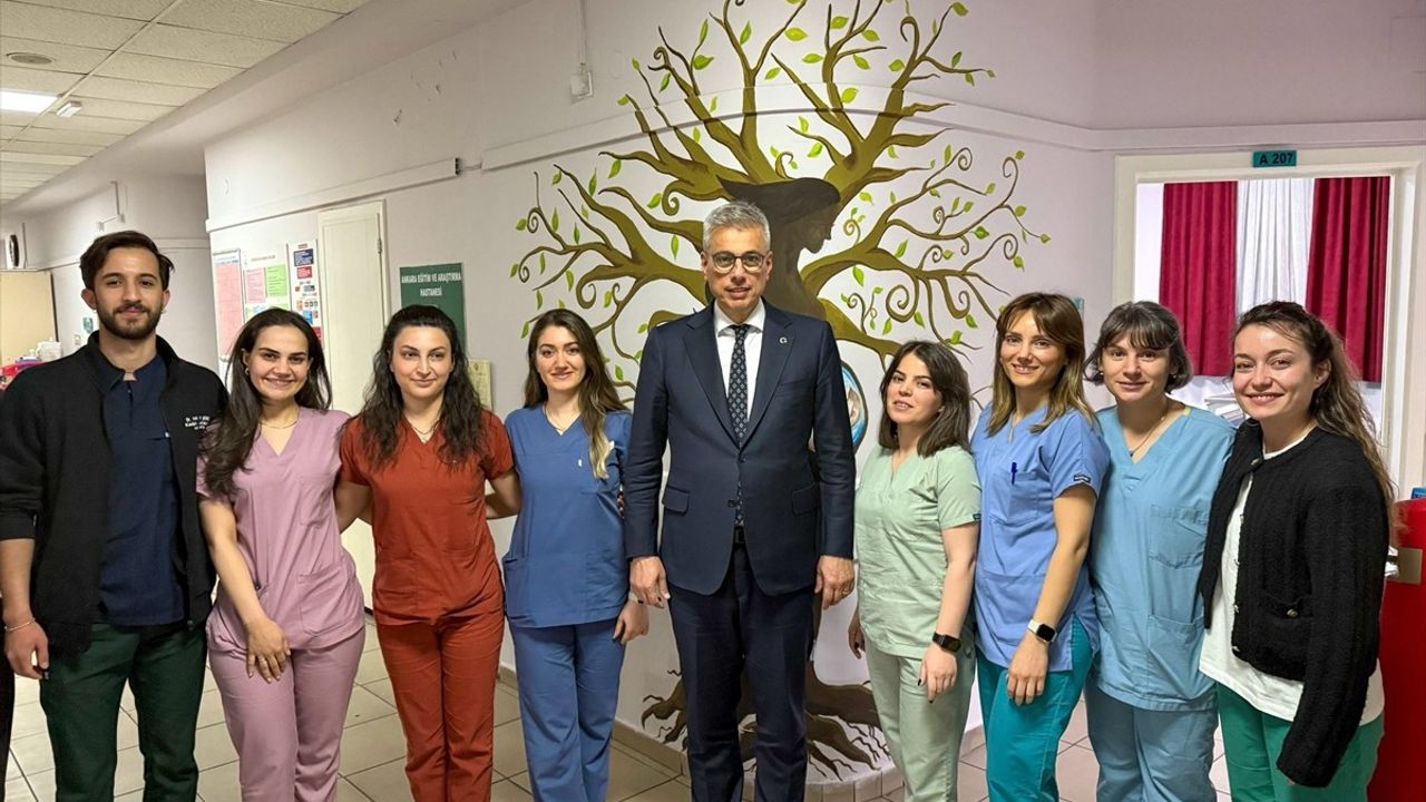Dünya Ebeler Günü'nde Bakan Memişoğlu'ndan Ebelere Ziyaret