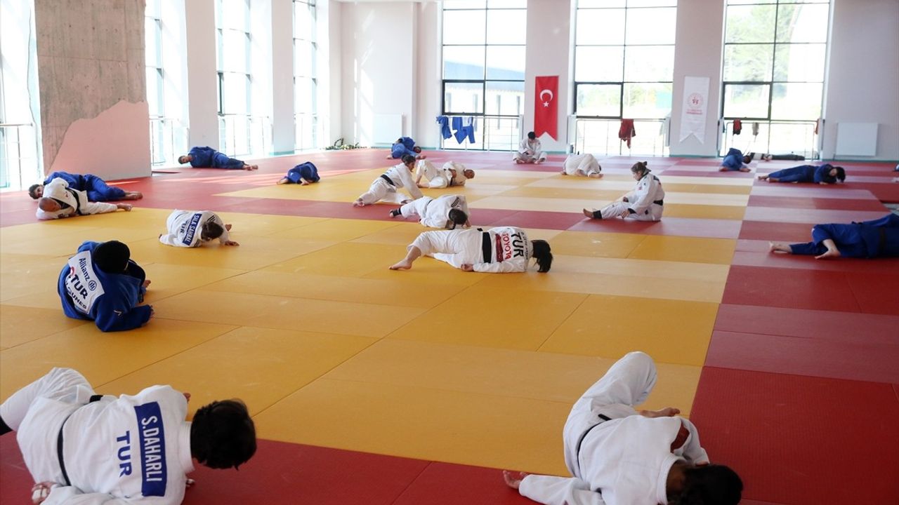 Dünya Şampiyonasına Hazırlanan Judocuların Sağlığına Özen Göstermekte