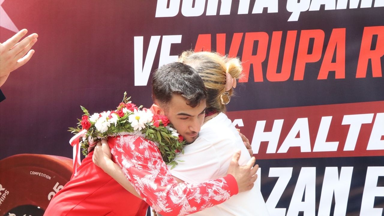Dünya Şampiyonu Halterci Ramazan Efe Yılmaz, Çankırı'da Coşkuyla Karşılandı