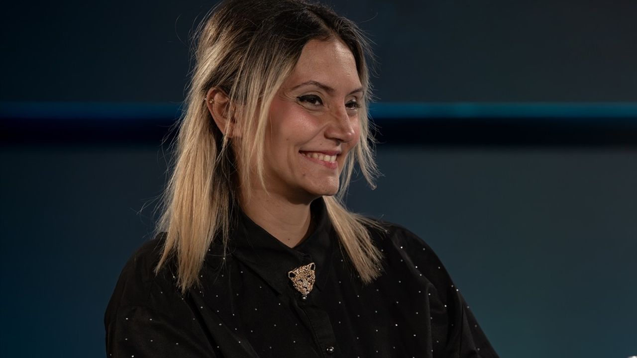 Dünyanın İlk Sağır Sunuculu Kültür-Sanat Programı: 'İşaretler' Yayında