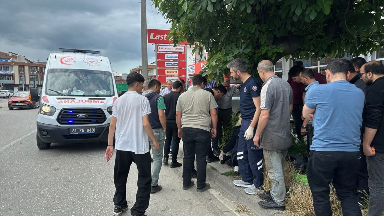 Düzce'de Bisikletliye Kamyon Dorse Kapağıyla Çarptı