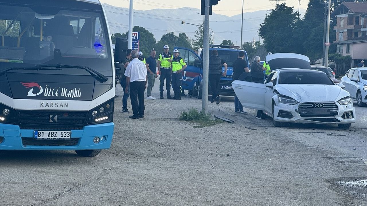 Düzce'de Midibüse Çarpan Otomobil 7 Yaralıyla Sonuçlandı