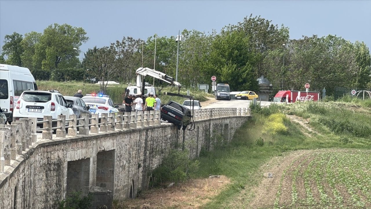 Edirne'de Tarihi Köprüde Trafik Kazası