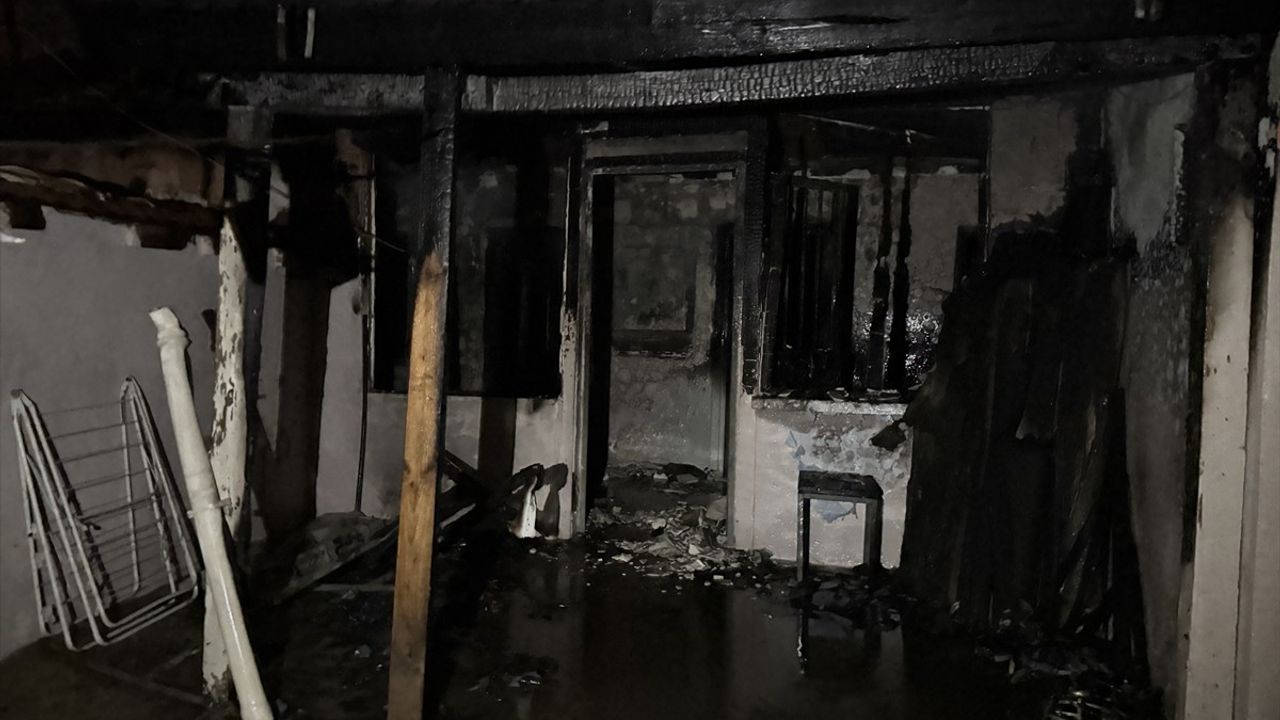 Edirne'de Yangın Korkuttu, Üç Ev Zarar Gördü