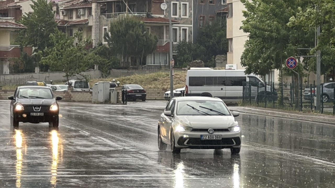Edirne'de Yoğun Sağanak Yağış Etkili Oldu