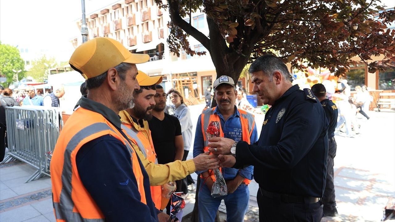 Edirne Emniyet Müdürü, 1 Mayıs'ta İşçilere Çiçek Hediye Etti