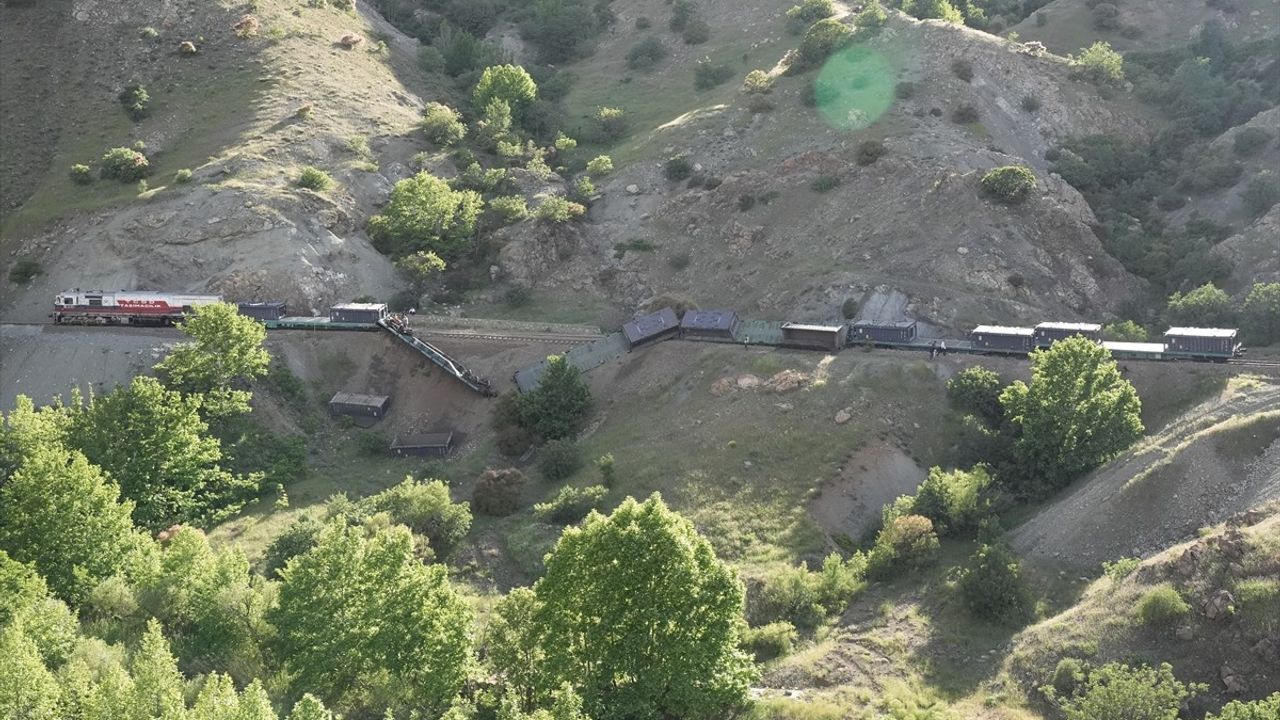 Elazığ'da Yük Treni Kazası: 5 Vagon Raydan Çıktı