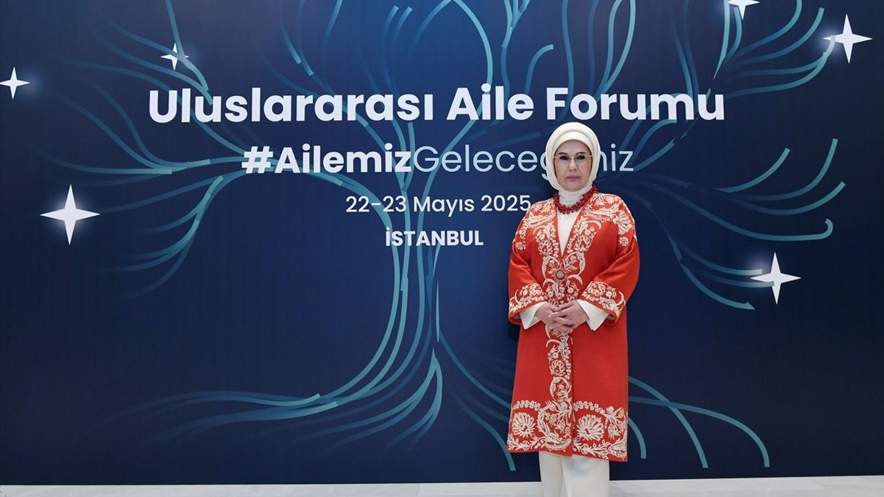 Emine Erdoğan, Uluslararası Aile Forumu'nda Stantları Ziyaret Etti
