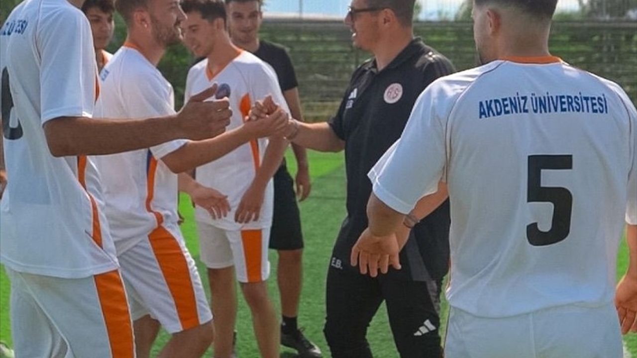 Emre Belözoğlu'ndan Öğrencilere Sürpriz Futbol Maçı