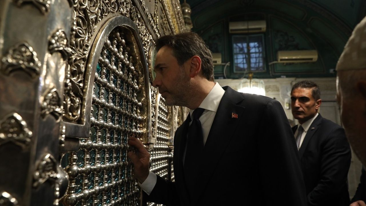 Enerji Bakanı Bayraktar, Şam'da Emevi Camisi'ni Ziyaret Etti