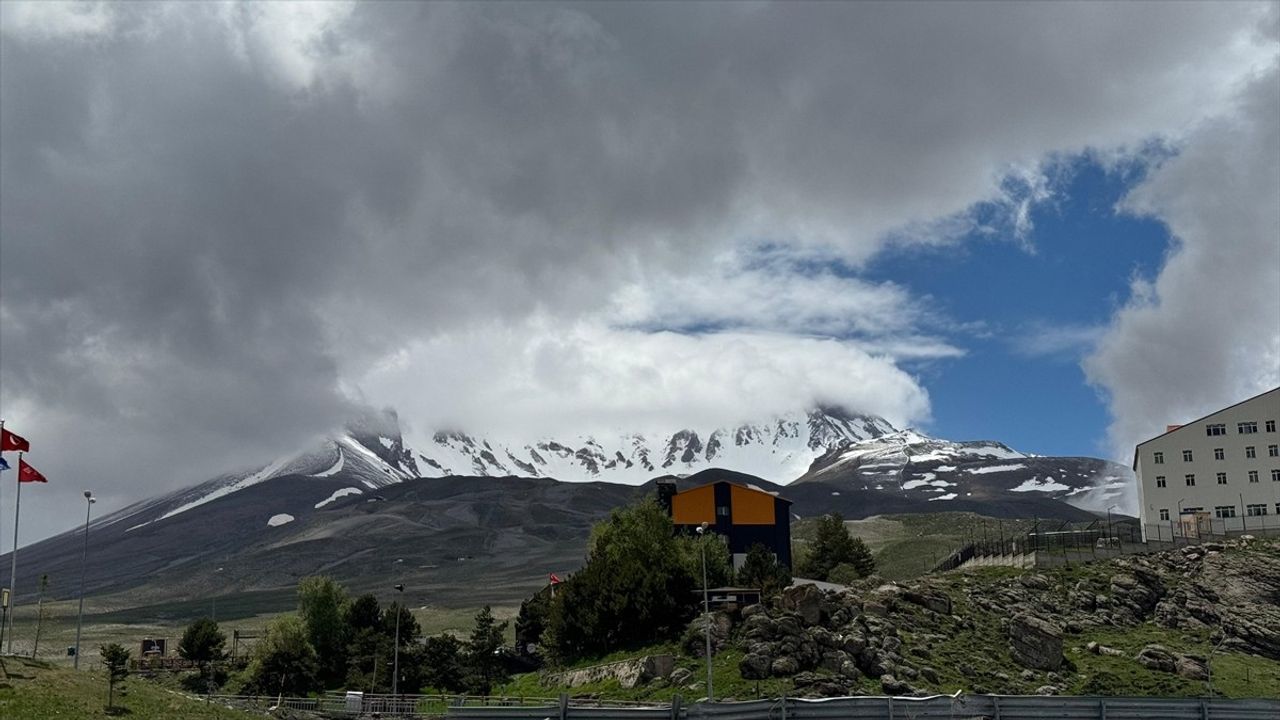 Erciyes Dağı'nda Mayıs Sürprizi: Zirveye Kar Yağdı