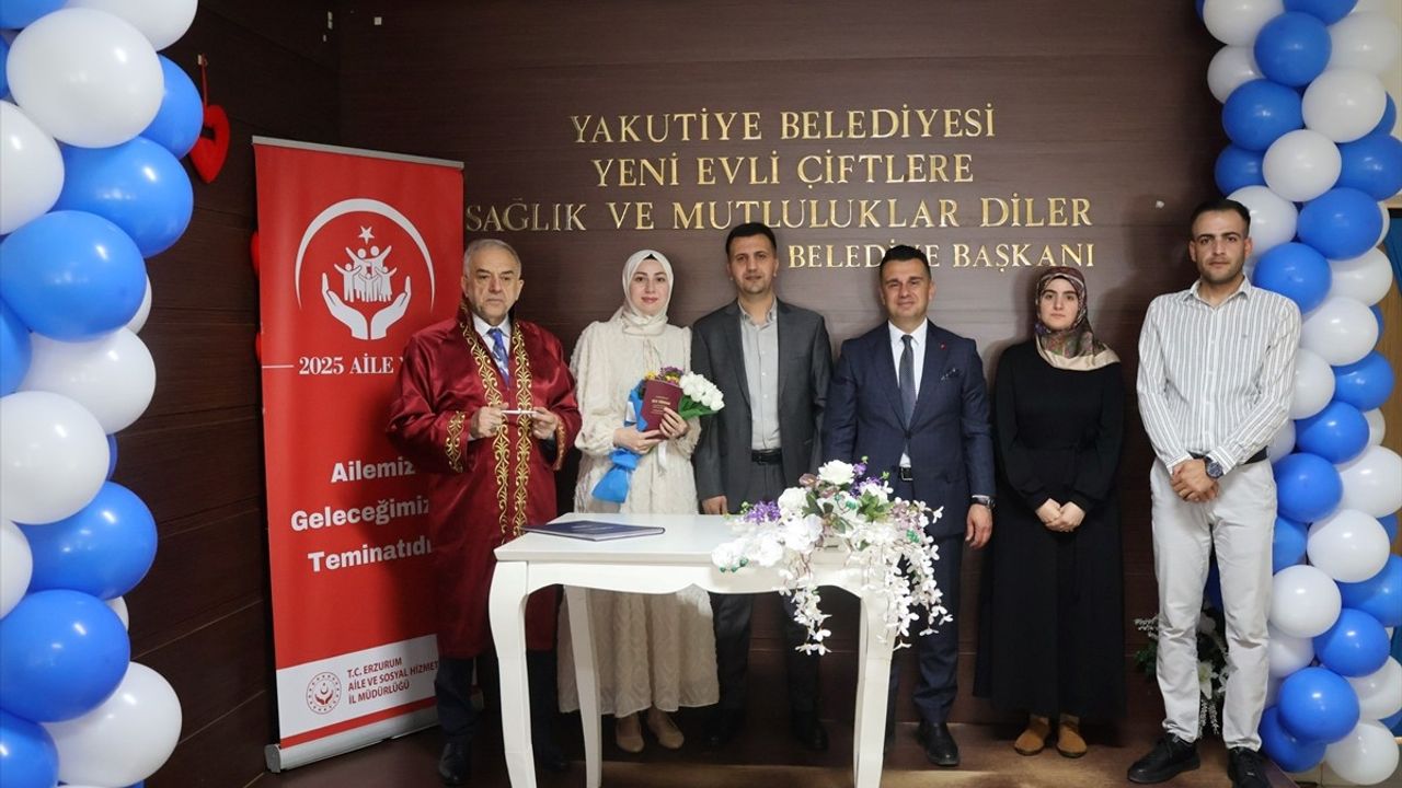 Erzurum'da Anlamlı Nikah Töreni: 25 Çift Hayatlarını Birleştirdi