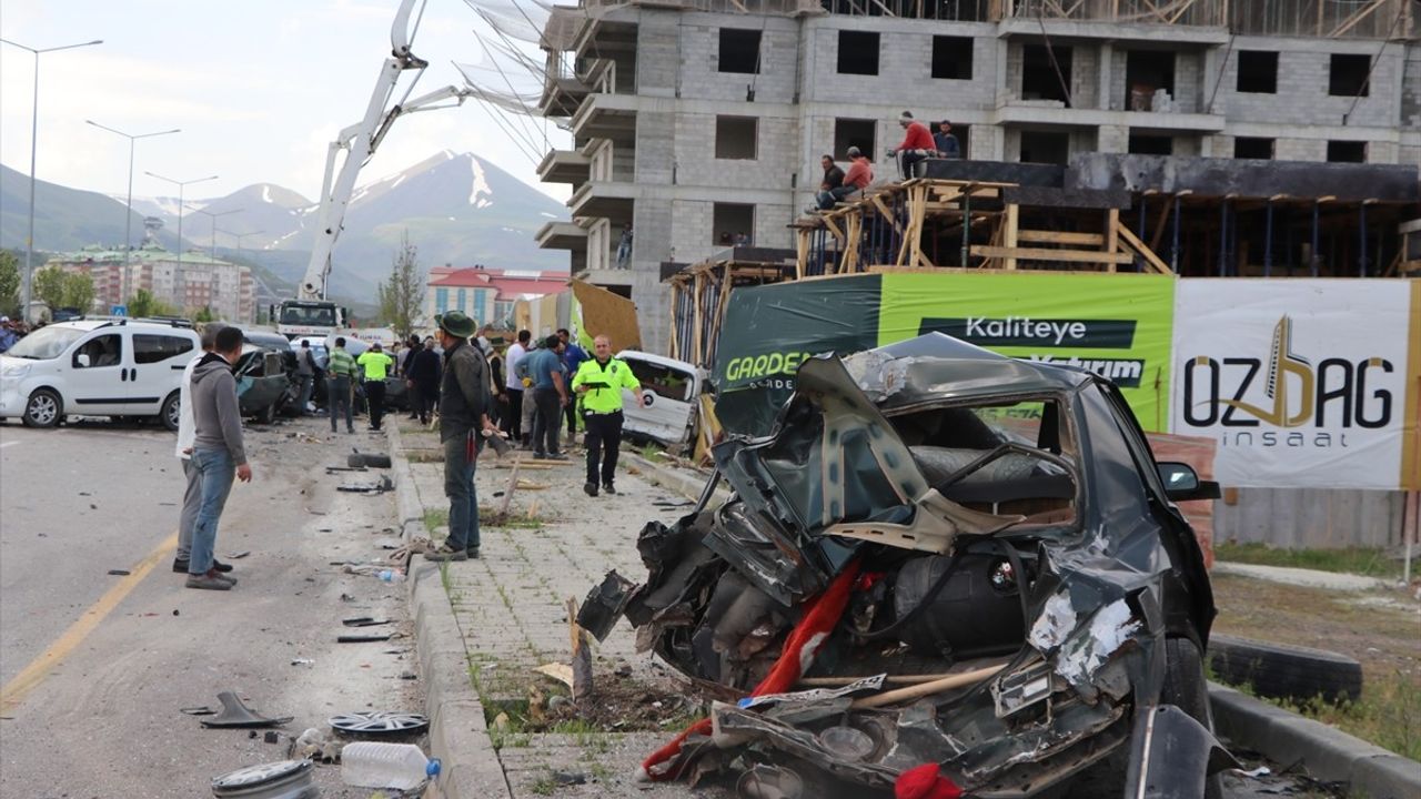 Erzurum'da Beton Mikserinin Devrilmesi Sonucu 8 Araç Hasar Gördü