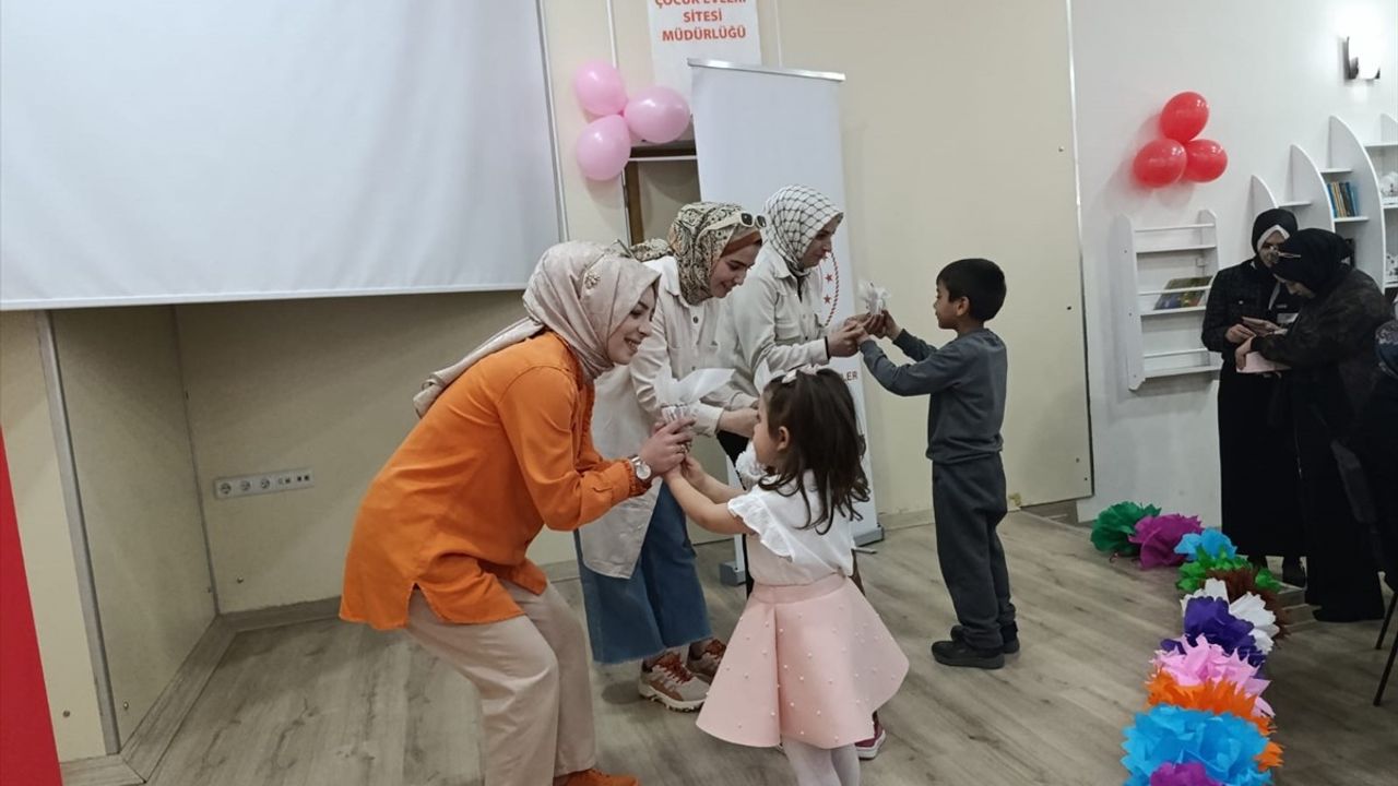 Erzurum'da Çocuklar Anneler Günü'nü Kutladı