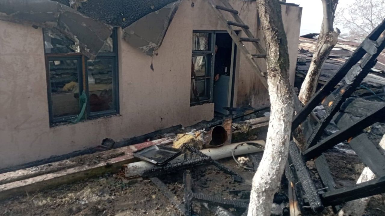 Erzurum'da Müstakil Evin Çatısında Yangın Çıktı