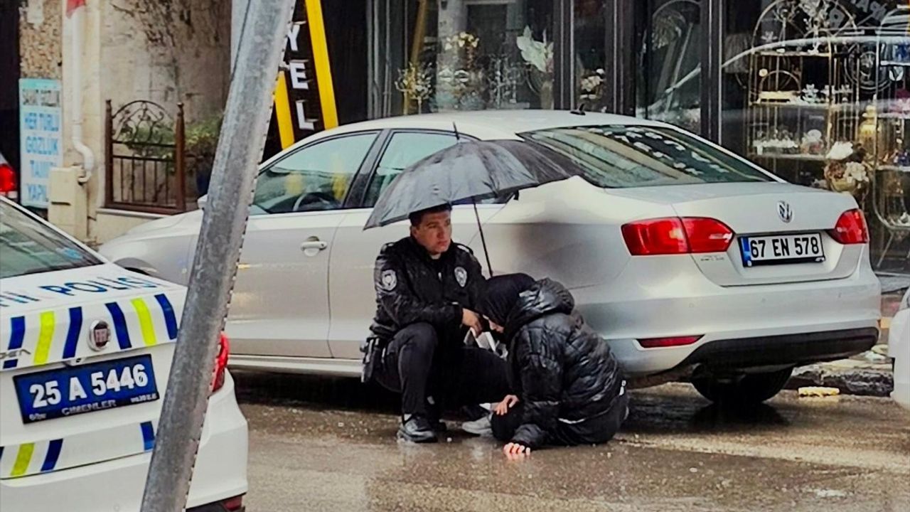 Erzurum'da Polis Şemsiyeyle Yaralı Çocuğun Başında Bekledi