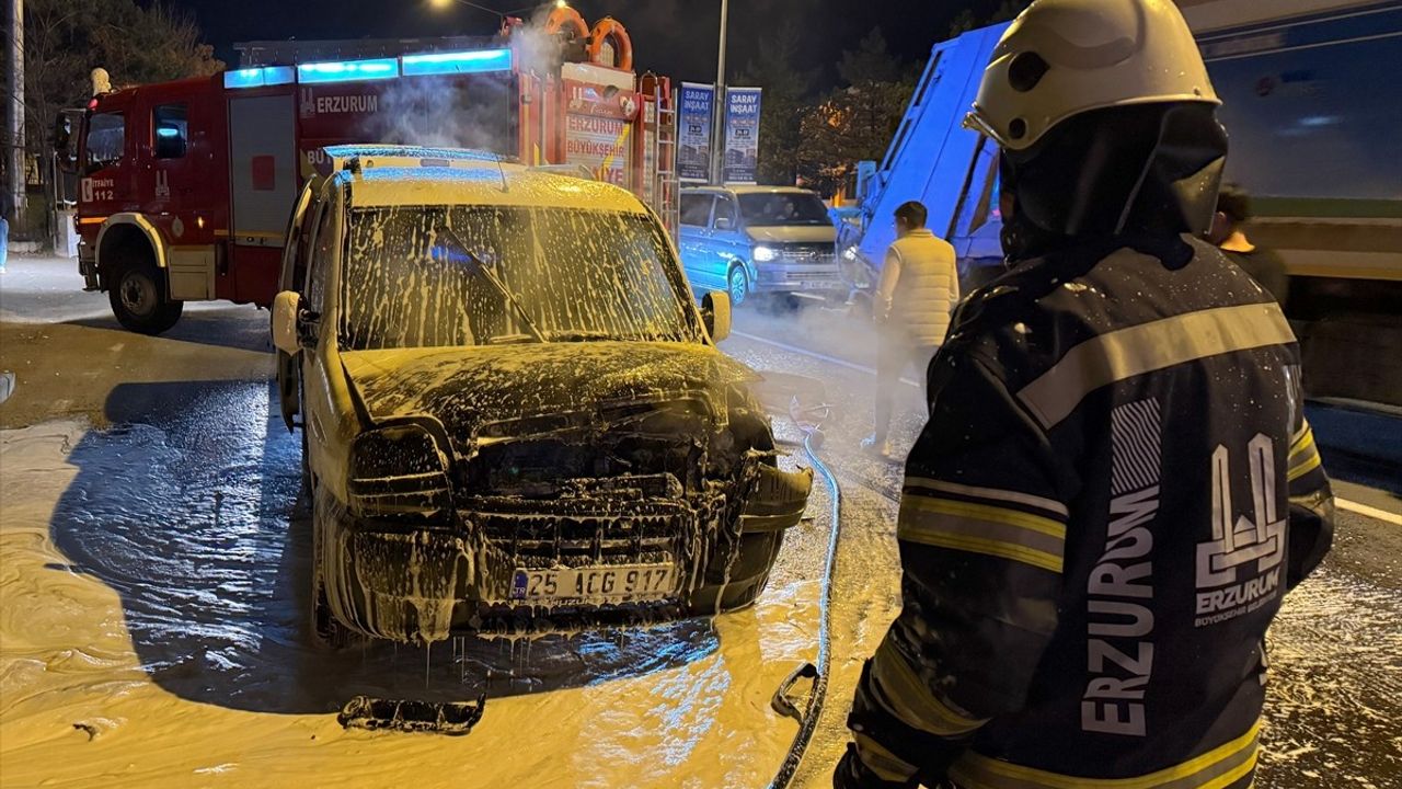 Erzurum'da Seyir Halindeki Ticari Araçta Yangın Çıktı