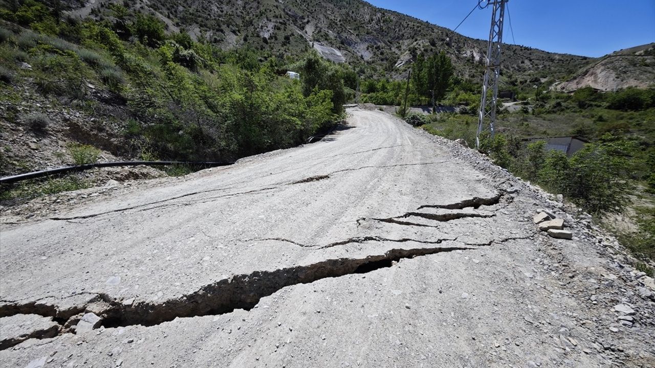 Erzurum Uzundere'de Toprak Kayması Hasara Yol Açtı