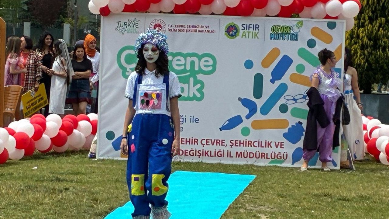 Eskişehir'de Atık Malzemelerle Defile: Çocuklar Gelecek İçin Tasarladı