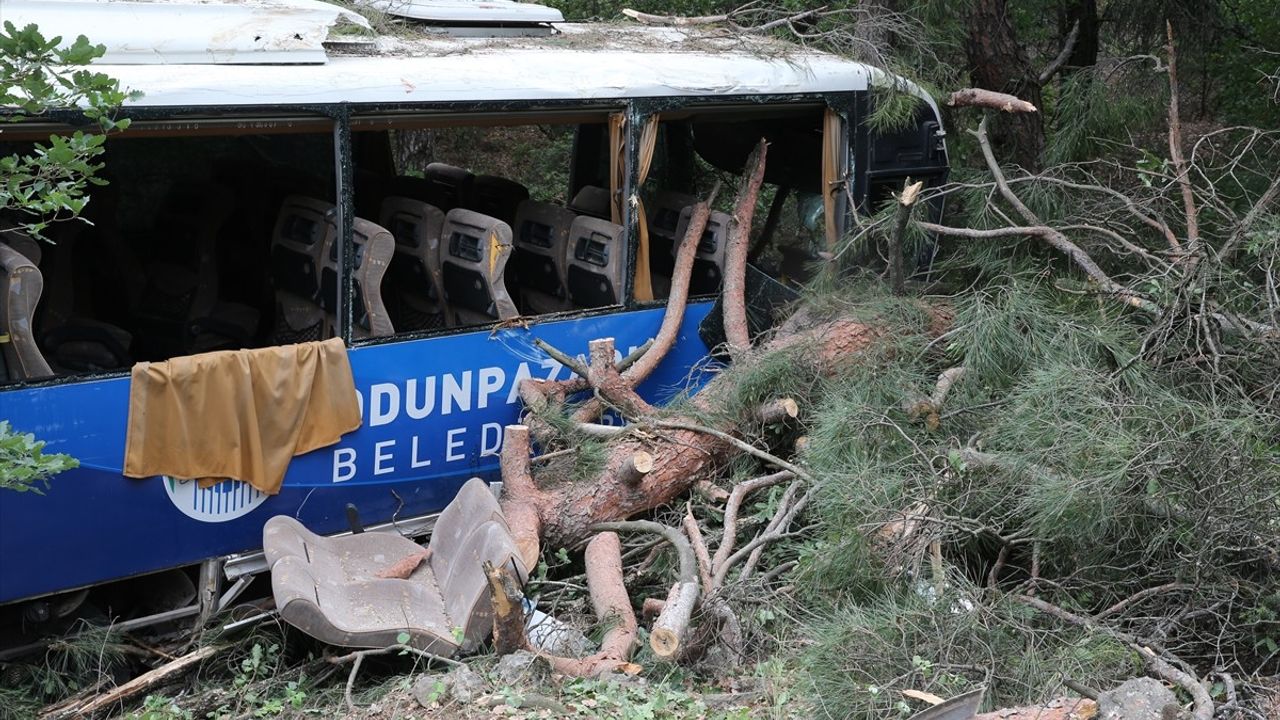 Eskişehir'de Tırmanma Yarışı Görevlilerini Taşıyan Midibüs Kazası