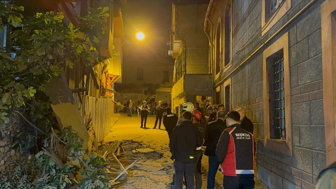 Fatih'te Metruk Bina Çöktü
