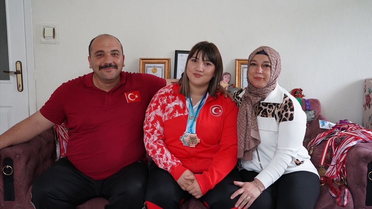 Fatmagül Çevik, Halterde Dünya Şampiyonu Olup Isparta'nın Gururu Oldu