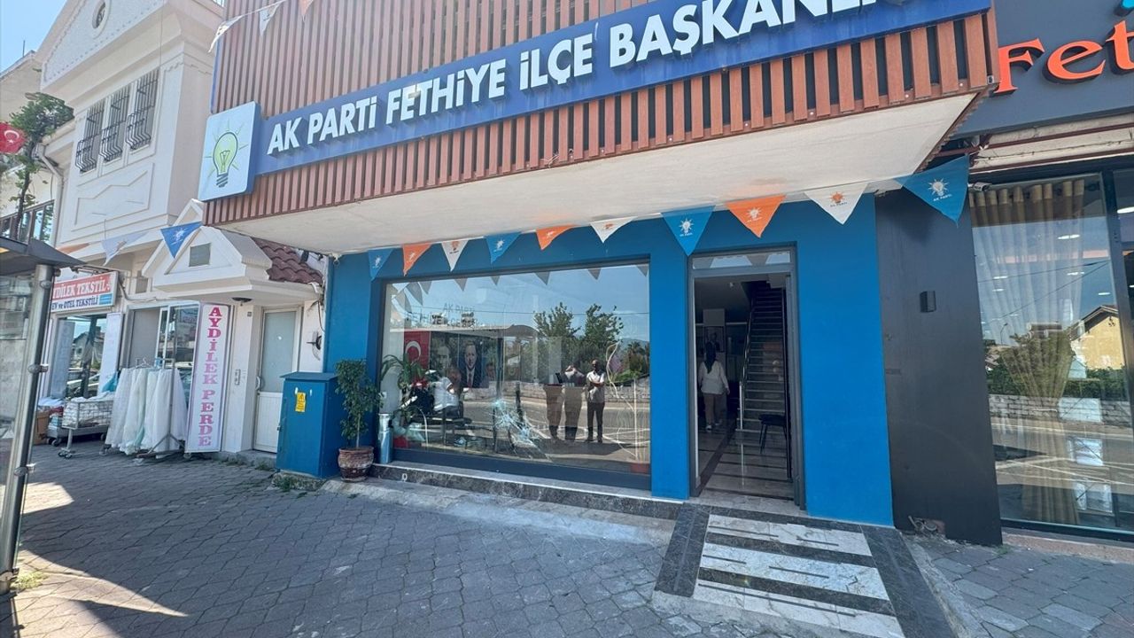 Fethiye'de AK Parti İlçe Başkanlığına Taşlı Saldırı Gerçekleşti