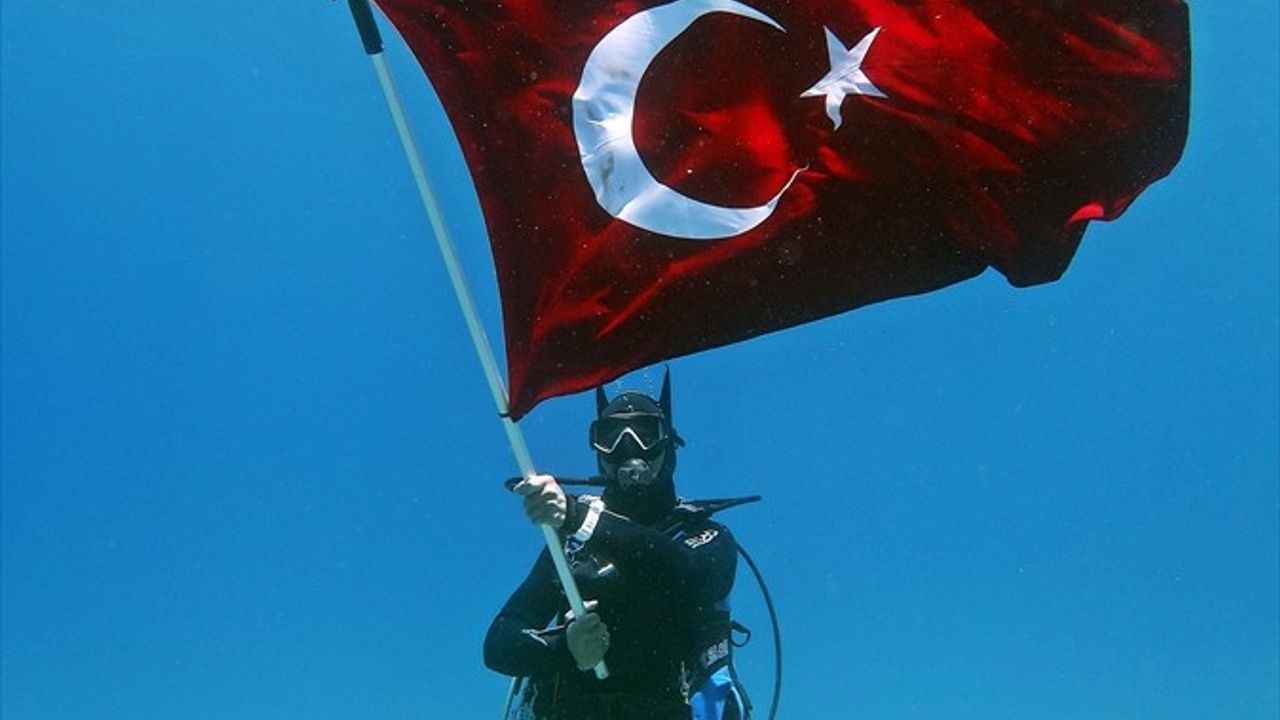 Fethiye'de Dalgıçlar 19 Mayıs'ı Deniz Altında Coşkuyla Kutladı