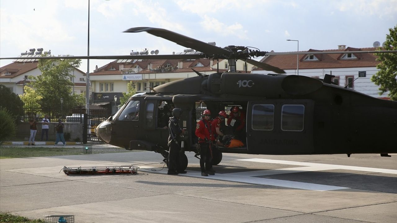 Fethiye'de Yamaç Paraşütçüsü Helikopterle Kurtarıldı