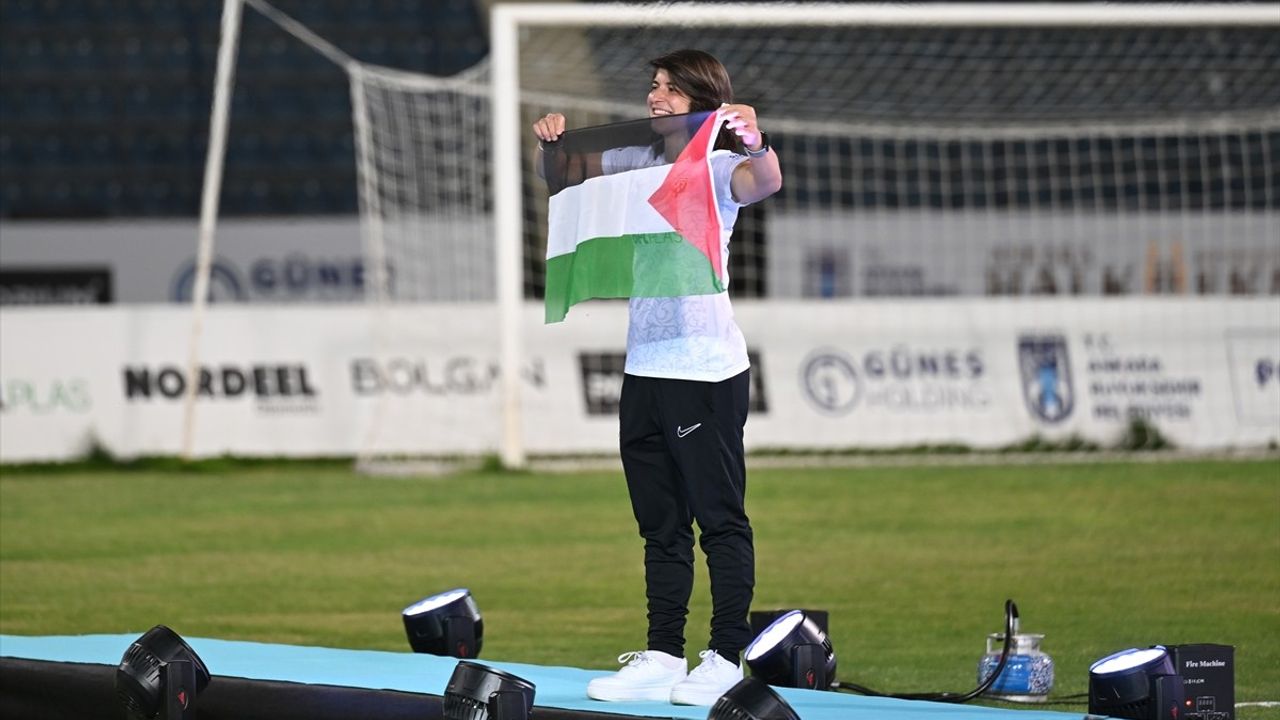 FOMGET Kadın Futbol Takımı Şampiyonluk Kupasını Aldı
