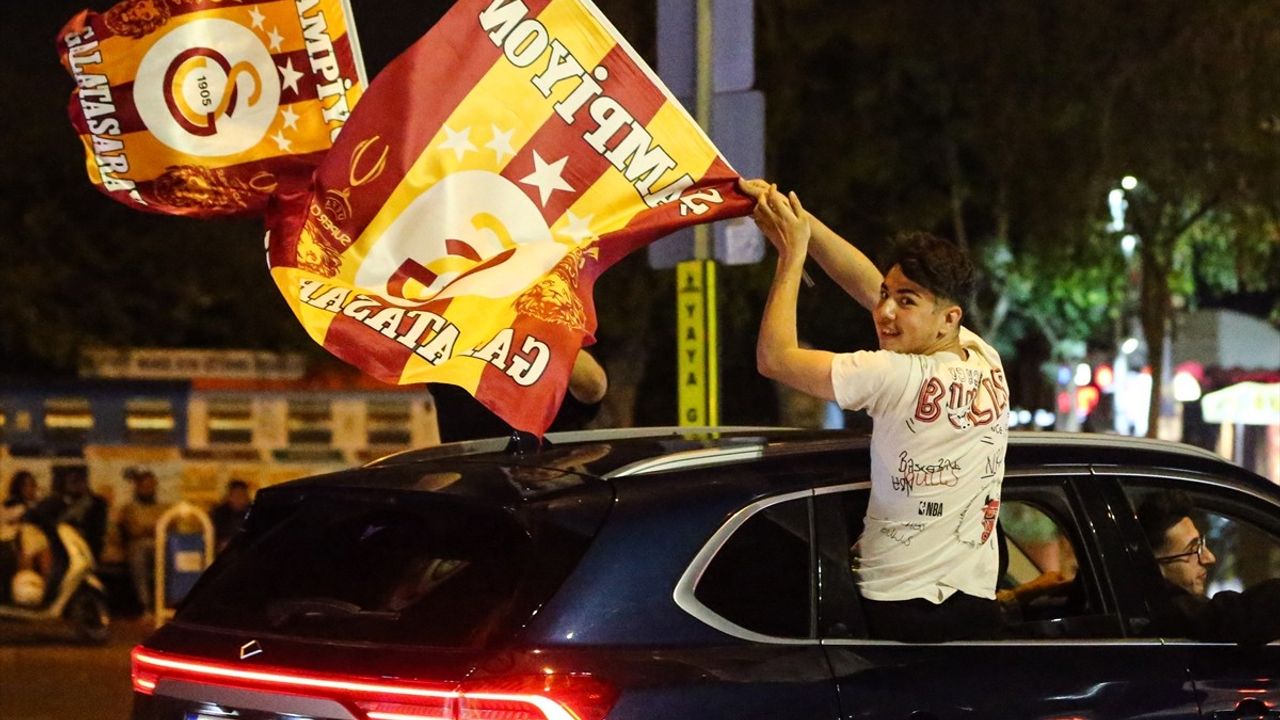 Galatasaray'ın Ziraat Türkiye Kupası Şampiyonluğu Adana ve Mersin'de Coşkuyla Kutlandı