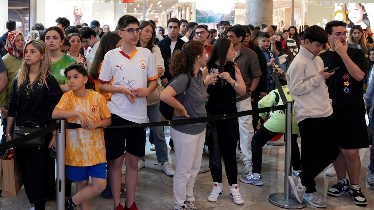 Galatasaraylı Muslera İmza Gününde Taraftarla Buluştu
