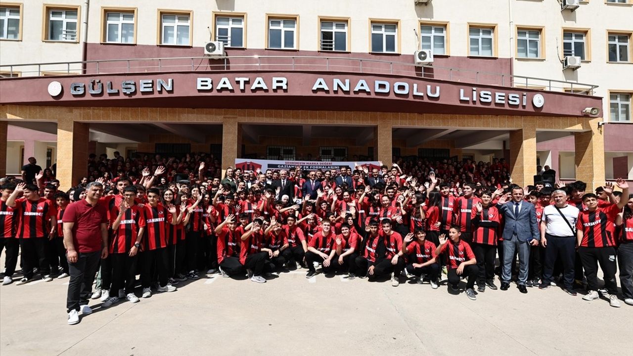 Gaziantep FK'den Öğrencilere 160 Bin Forma