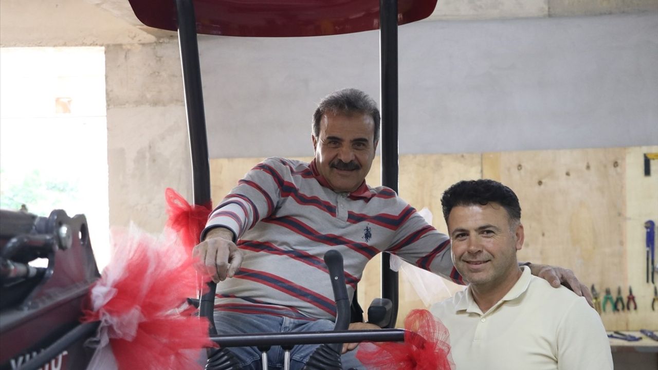 Gaziantep'te İşletmeci, Suriyeli Çalışanına İş Makinesi Hediye Etti