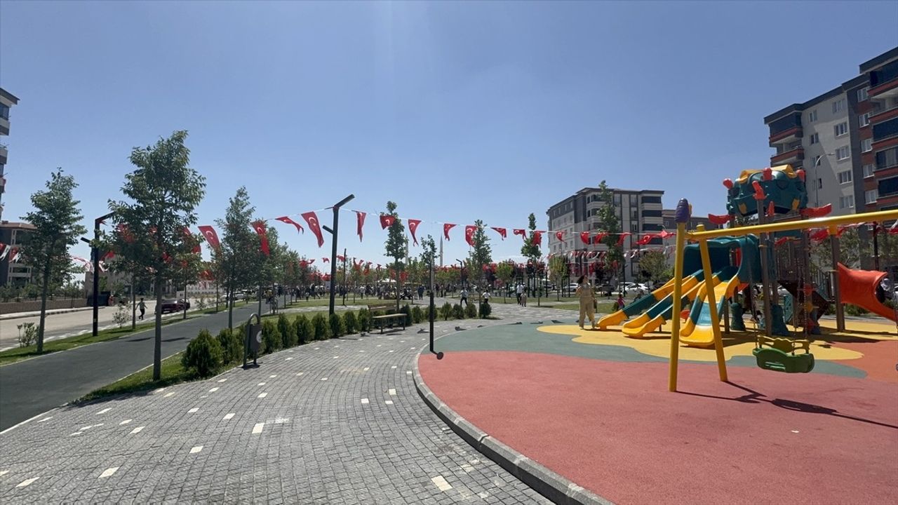 Gaziantep'te Kazada Hayatını Kaybeden Muhabirlerin İsimleri Parlak Bir Parkta Yaşatılıyor