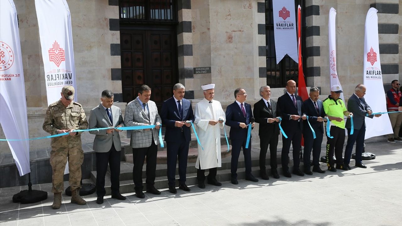 Gaziantep'te Tarihi Kurtuluş Camisi Yeniden İbadete Açıldı