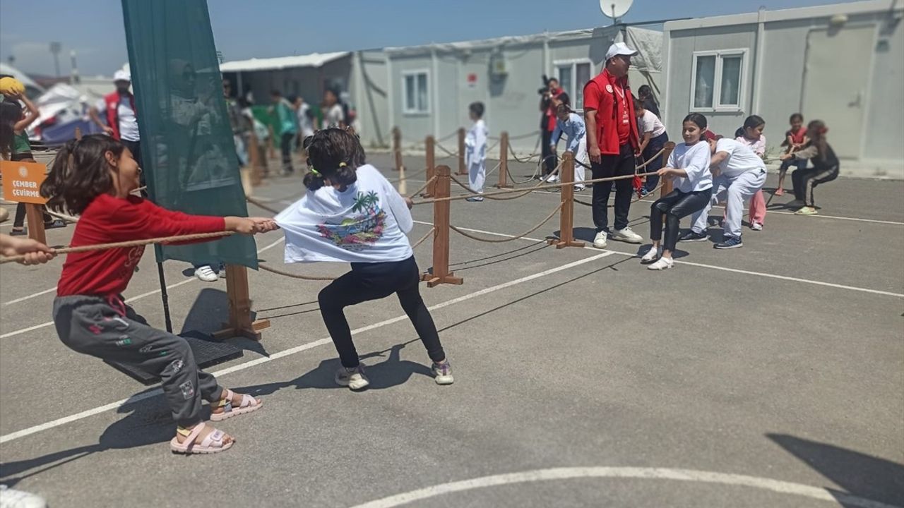 Geleneksel Oyunlar Tırı Deprem Bölgesinde Çocukları Sevindiriyor