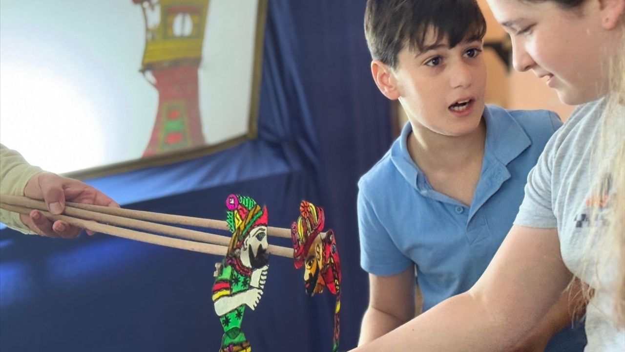 Geleneksel Türk Gölge Oyunu Gürcistan’da: Hacivat-Karagöz Öğrencilere Tanıtıldı