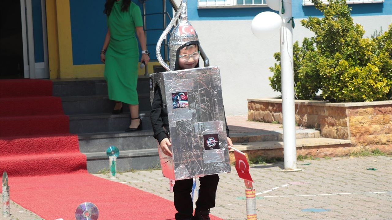 Geri Dönüşüm Kostümleriyle Defile