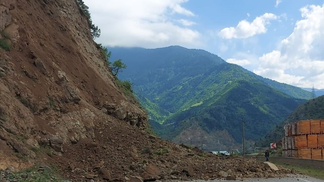 Gümüşhane'de Heyelan: Kürtün-Torul Yolu Kapandı