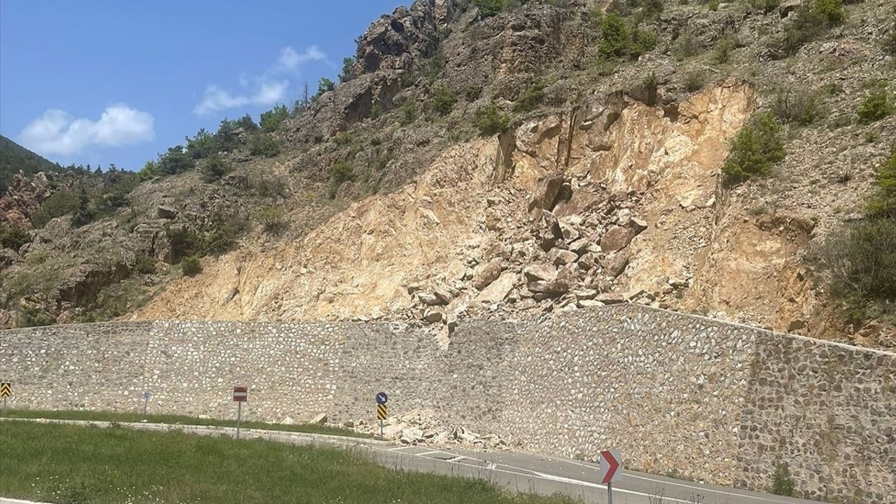 Gümüşhane'de Heyelan Nedeniyle Yol Kapandı