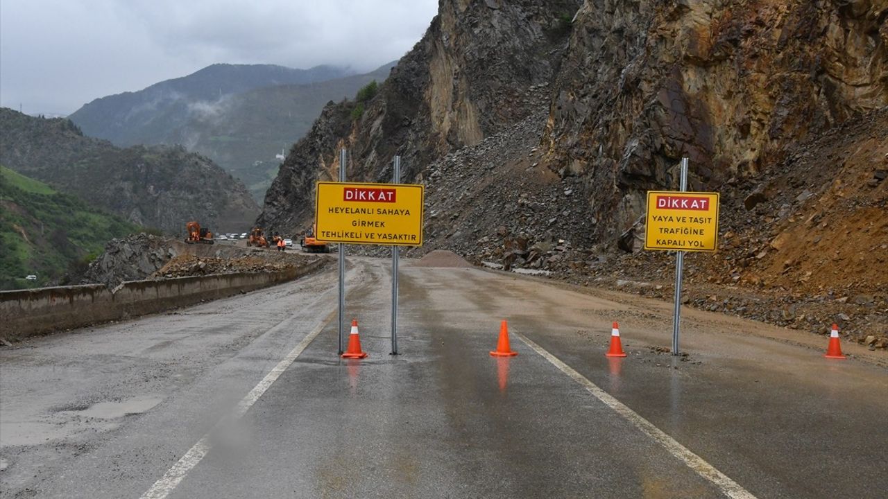 Gümüşhane-Giresun Kara Yolu Heyelan Sonrası Ulaşıma Açıldı